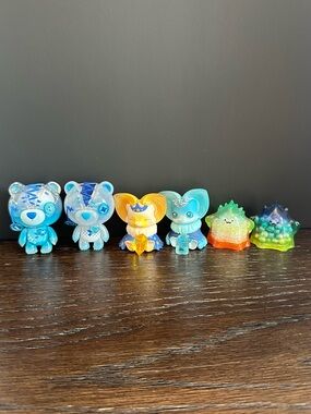 Lot of 6 pop mart and shining universe figures 💛🩵🧡🦇🧸
